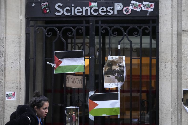 Una estudiante pasa por delante del Instituto de Estudios Políticos de París —conocido como Sciences Po—, en París, el 26 de abril de 2024. (AP Foto/Michel Euler)