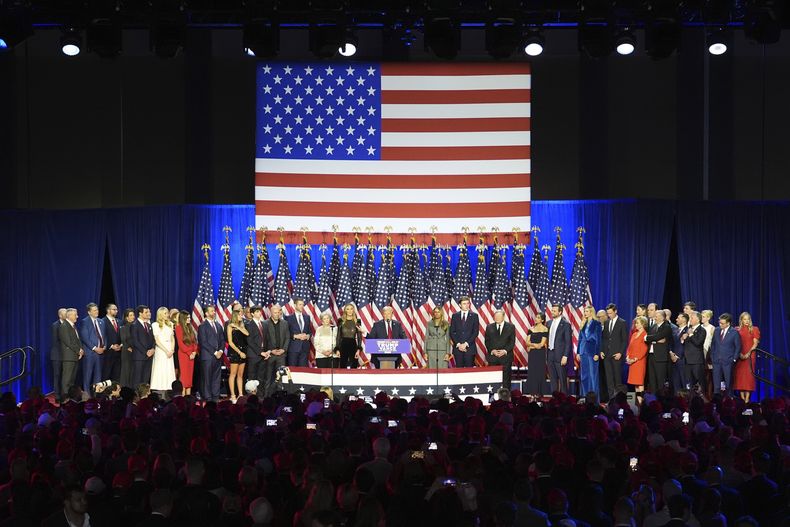 El expresidente Donald Trump, candidato presidencial republicano, habla en el Centro de Convenciones del Condado de Palm Beach durante una fiesta de seguimiento electoral, el miércoles 6 de noviembre de 2024, en West Palm Beach, Florida. (AP Foto/Lynne Sladky)