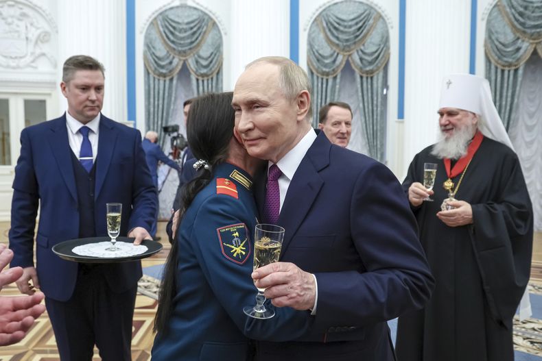 El presidente ruso Vladímir Putin abraza a la soldado de primera clase Lyudmila Bolilaya tras otorgarle la medalla de la Estrella de Oro del Héroe de Rusia, durante una ceremonia para presentar galardones del Estado en el Salón de Catalina del Palacio del Senado del Kremlin, el jueves 22 de mayo de 2025, en Moscú, Rusia. (Alexander Kazakov, Sputnik, Kremlin foto compartida vía AP)
