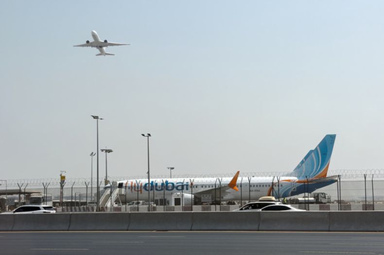 Un avión despega mientras otro de Flydubai está sobre la pista del Aeropuerto Internacional de Dubái, en Emiratos Árabes Unidos, el 30 de septiembre de 2026. (AP Foto)