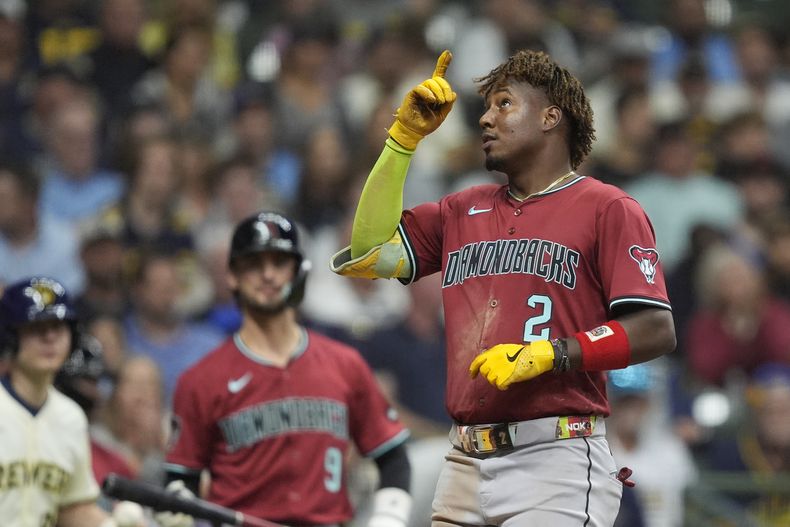 El dominicano Geraldo Perdomo, de los Diamondbacks de Arizona, festeja su jonrón solitario en el encuentro del miércoles 27 de agosto de 2025, ante los Cerveceros de Milwaukee (AP Foto/Aaron Gash)