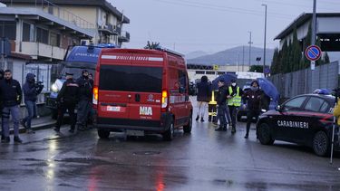 Servicios de emergencia en un depósito de combustible donde ocurrió una explosión, en Calenzano, cerca de Florencia, Italia, el 9 de diciembre de 2024. (Foto, Alessandro La Rocca/LaPresse vía AP)