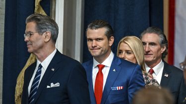 El nominado a secretario de Defensa, Pete Hegseth (segundo desde la izquierda), llega a la 60ma ceremonia de investidura presidencial en la Rotonda del Capitolio, el lunes 20 de enero de 2025, en Washington. (Kenny Holston/The New York Times vía AP, foto compartida)