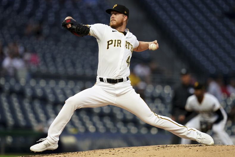 El abridor de los Piratas de Pittsburgh Bailey Falter lanza en la tercera entrada del encuentro ante los Nacionales de Washington el martes 12 de septiembre del 2023. (AP Foto/Matt Freed)