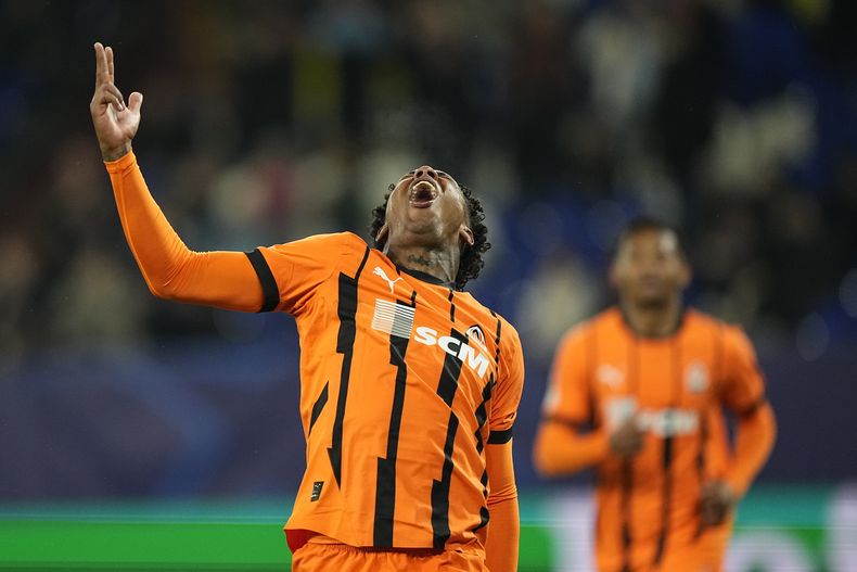 Kevin, de Shakhtar, celebra después de anotar el primer gol del equipo durante el partido de la primera fase entre Shakhtar Donetsk y Brest, en la Arena AufSchalke, en Gelsenkirchen, Alemania, el miércoles 22 de enero de 2025. (AP Foto/Martin Meissner)