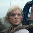 Esta imagen difundida por 20th Century Studios muestra a Thia, interpretada por Elle Fanning, a la izquierda, y Dek, interpretado por Dimitrius Schuster-Koloamatangi, en una escena de Predator: Badlands. (20th Century Studios/Disney via AP)