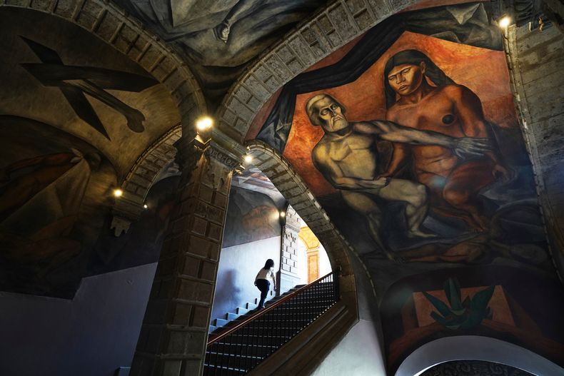Un fresco de 1926 de Hernán Cortés y La Malinche de José Clemente Orozco decora el Antiguo Colegio de San Ildefonso en la Ciudad de México, el miércoles 26 de abril de 2023. (Foto AP/Marco Ugarte)