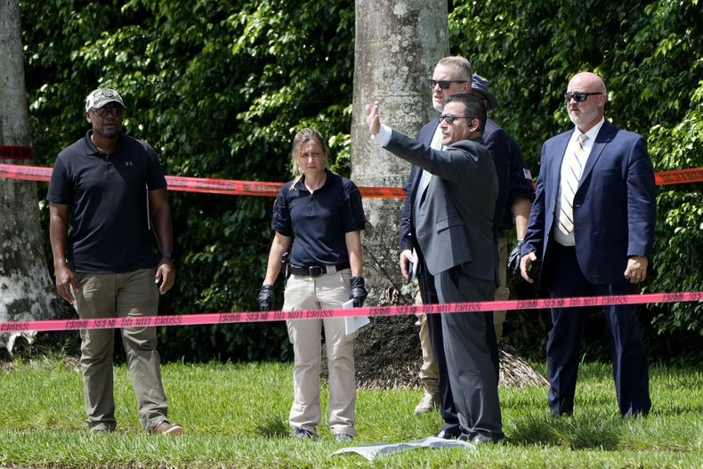 Funcionarios policiales trabajan afuera del club de golf Trump International tras el aparente intento de asesinar al expresidente y candidato presidencial republicano Donald Trump, el lunes 16 de septiembre de 2024, en West Palm Beach, Florida. (AP Foto/Lynne Sladky)