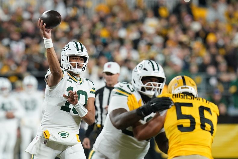 Jordan Love (10) quarterback de los Packers de Green Bay, lanza el balón durante la primera mitad del partido de la NFL en contra de los Steelers de Pittsburgh, el domingo 26 de octubre de 2025, en Pittsburgh. (AP Foto/Matt Freed)