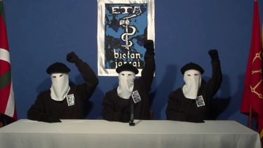 Miembros de ETA durante una declaración en 2011,&nbsp; cuando la organización separatista vasca anunció un alto el fuego permanente.