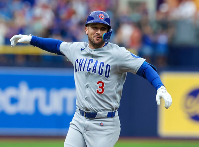 El bateador designado de los Cachorros de Chicago, Alex Bregman, celebra su jonrón de dos carreras en la primera entrada de un partido de béisbol contra los Medias Rojas de Boston, el domingo 27 de septiembre de 2026, en St. Petersburg, Florida. (Foto AP/Chris Urso)