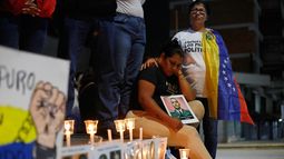 Familiares de detenidos que, afirman, se encuentran retenidos por motivos políticos esperan afuera de El Helicoide, sede del servicio de inteligencia de Venezuela y centro de detención, luego que la Asamblea Nacional aprobara un proyecto de ley de amnistía en Caracas, Venezuela, el jueves 19 de febrero de 2026. (Foto AP/Cristian Hernandez)