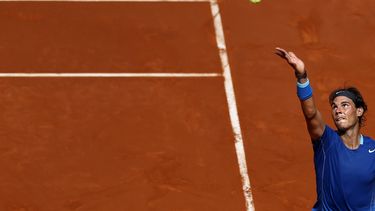 americateve | El espa&ntilde;ol Rafael Nadal saca contra Jarkko Nieminen en el Abierto de Madrid el jueves, 8 de mayo de 2014. (AP Photo/Daniel Ochoa de Olza)