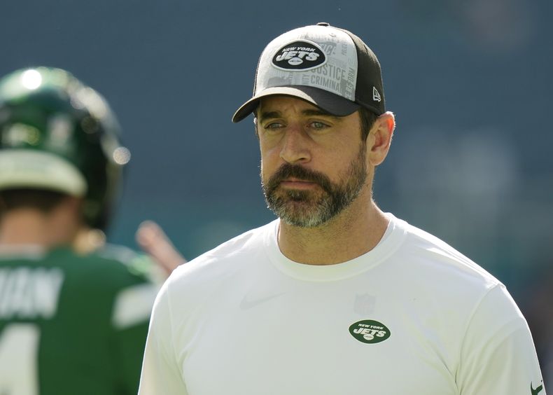 ARCHIVO - El quarterback Aaron Rodgers de los Jets de Nueva York previo al partido contra los Dolphins de Miami, el 17 de diciembre de 2023, en Miami Gardens. (AP Foto/Lynne Sladky)
