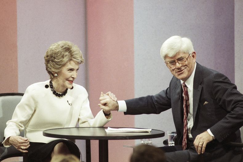 ARCHIVO - El presentador de programas de entrevistas Phil Donahue aparece con la ex primera dama Nancy Reagan durante la grabación de su programa para promocionar su libro My Turn el 6 de noviembre de 1989, en Burbank, California. Donahue, cuyo programa de entrevistas diurno pionero lanzó un género televisivo indeleble ha muerto. Tenía 88 años. (Foto AP/Bob Galbraith, archivo)