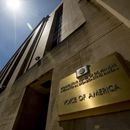 Revisan visas de personal de la Voz de América