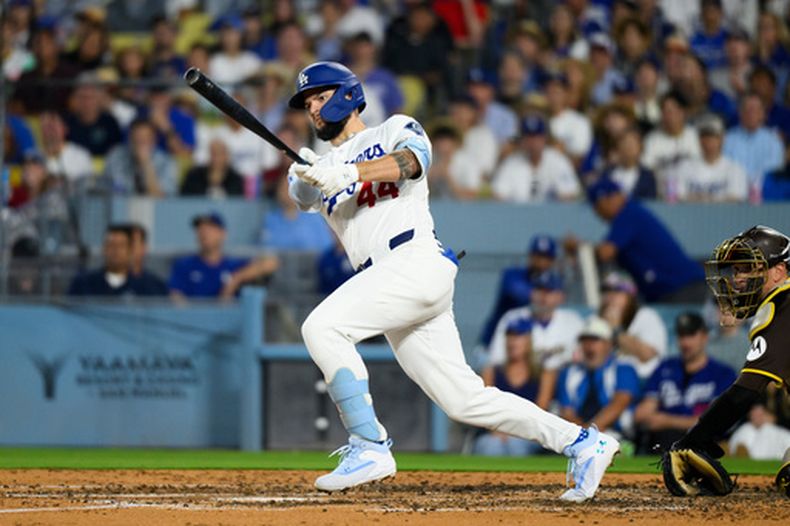 Andy Pages, de los Dodgers de Los Ángeles, conecta un doble productor de dos carreras durante la cuarta entrada de un partido de béisbol contra los Padres de San Diego, en Los Ángeles, el jueves 2 de julio de 2026. (Foto AP/Kyusung Gong)