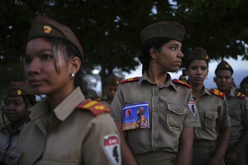 Estudiantes de la escuela militar asisten a un evento conmemorativo del 72do. aniversario del inicio de la Revolución Cubana en Ciego de Ávila, Cuba, el sábado 26 de julio de 2025. (Foto AP/Ramón Espinosa)