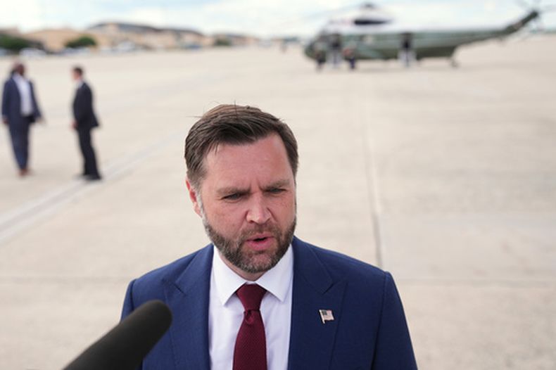 El vicepresidente estadounidense JD Vance le habla a la prensa en la Base Aérea Andrews en Maryland, el 28 de mayo del 2026. (AP foto/Matt Rourke, Pool)