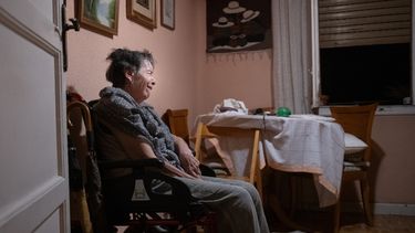 Maricarmen, de 87 años, llora mientras espera en casa la llegada de la policía antes de ser desalojada de la vivienda donde residía, el miércoles 23 de septiembre de 2026, en Madrid, España. (Fernando Sánchez/Europa Press vía AP)