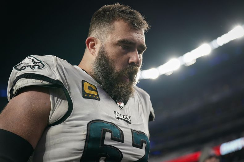 ARCHIVO - El centro de los Eagles de Filadelfia Jason Kelce (62) tras un partido contra los Giants de Nueva York, el domingo 8 de enero de 2024, en East Rutherford, Nueva Jersey. (AP Foto/Bryan Woolston)