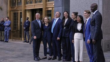 Los abogados de Sean Diddy Combs, incluidos, de izquierda a derecha, Brian Steel, Alexandra Shapiro, Marc Agnifilo y Teny Garagos, Anna Estevao, Nicole Westmoreland, Jason Driscoll y Xavier Donaldson, extrema derecha, posan para una foto de grupo frente a un tribunal federal de Manhattan después de que a Combs se le negó una fianza tras ser declarado culpable de delitos relacionados con la prostitución, pero fue absuelto de cargos de tráfico sexual y crimen organizado, el miércoles 2 de julio de 2025, en Nueva York. (AP Foto/Yuki Iwamura)