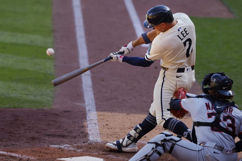 Brooks Lee, de los Mellizos de Minnesota, conecta un jonrón de dos carreras contra los Guardianes de Cleveland en la sexta entrada de un juego de béisbol el domingo 21 de septiembre de 2025, en Mineápolis. (AP Photo/Bruce Kluckhohn)