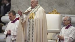 El papa Francisco se ve flanqueado por el maestro jefe de ceremonias del Vaticano, el obispo Diego Giovanni Ravelli, a la derecha, y el maestro de ceremonia, el obispo Krysztof Marcjanowicz, mientras preside una misa en la basílica de San Pedro en el Vaticano el día de Año Nuevo, el miércoles 1 de enero de 2025. (AP Foto/Andrew Medichini)
