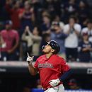 Josh Naylor, de los Guardianes de Cleveland, festeja tras conectar un jonrón de tres carreras ante los Angelinos de Los Ángeles, el sábado 13 de mayo de 2023 (AP Foto/David Dermer)