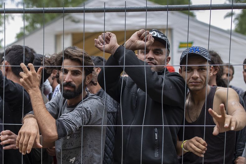 Migrantes en el campo de refugiados en Rudninkai, Lituania, el miércoles 4 de agosto de 2021. (AP Foto/Mindaugas Kulbis, Archivo)