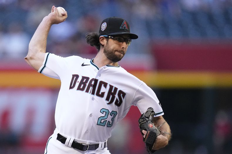 Zac Gallen, abridor de los Diamondbacks de Arizona, hace un lanzamiento en el juego ante los Rockies de Colordo, el martes 30 de mayo de 2023 (AP Foto/Ross D. Franklin)