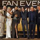 El cineasta canadiense Denis Villeneuve, de izquierda a derecha, y los actores Florence Pugh, Zendaya, Timothee Chalamet, Josh Brolin y Austin Butler, psoan en la alfombra roja de la película Dune: Part Two, en la Ciudad de México el martes 6 de febrero de 2024. (Foto AP/Marco Ugarte)