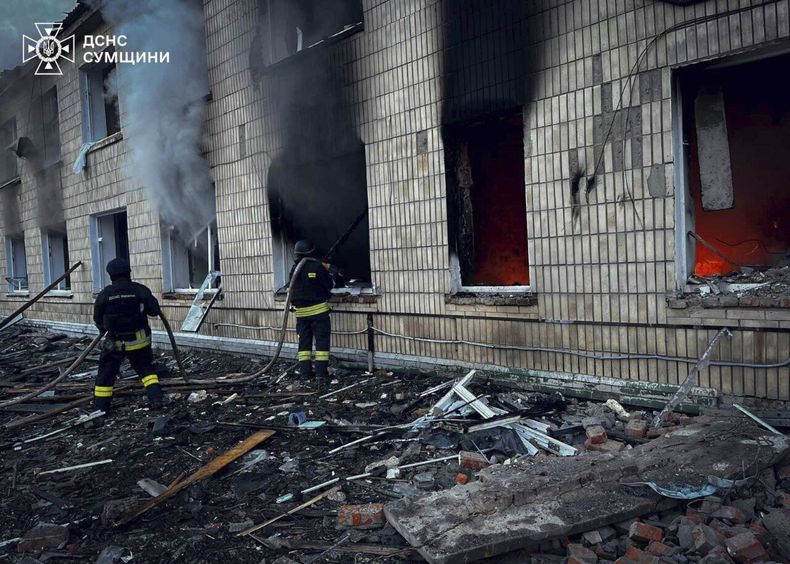 En esta imagen tomada por el Servicio Ucraniano de Emergencias el miércoles 19 de marzo de 2025, bomberos trabajan en el lugar de un ataque ruso en Krasnopillia, en la región de Sumy, Ucrania. (Servicio Ucraniano de Emergencia via AP)
