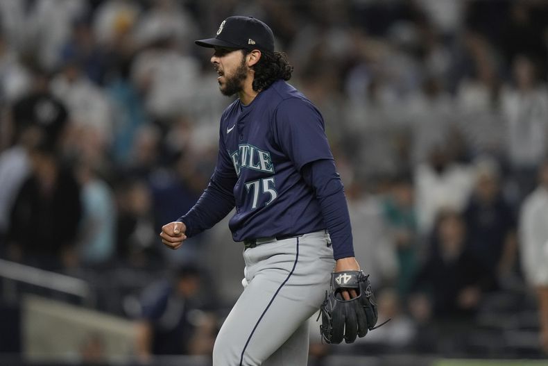 El lanzador de los Marineros de Seattle, Andrés Muñoz celebra tras el juego de béisbol ante los Yankees de Nueva York, el lunes 20 de mayo de 2024, en Nueva York. (AP Foto/Frank Franklin II)