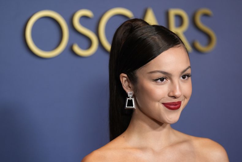 Olivia Rodrigo llega a los Premios de los Gobernadores el martes 9 de enero de 2024 en el Dolby Ballroom en Los Angeles. (Foto AP/Chris Pizzello)