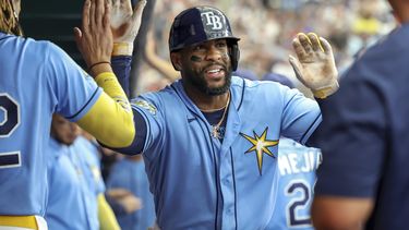 Yandy Díaz de los Rays de Tampa es felicitado por sus compañeros tras su cuadrangular de dos carreras ante los Bravos de Atlanta en el cuarto episodo del juego en San Petersburgo, Florida. Domingo 9 de julio de 2023. (AP Foto/Mike Carlson)