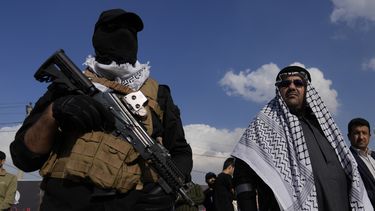 Miembros de un grupo armado chiíta iraquí asisten al funeral de un combatiente de Kataib Hezbollah, que murió en un ataque aéreo estadounidense, en Bagdad, Irak, el jueves 25 de enero de 2024. (Foto AP/Hadi Mizban)