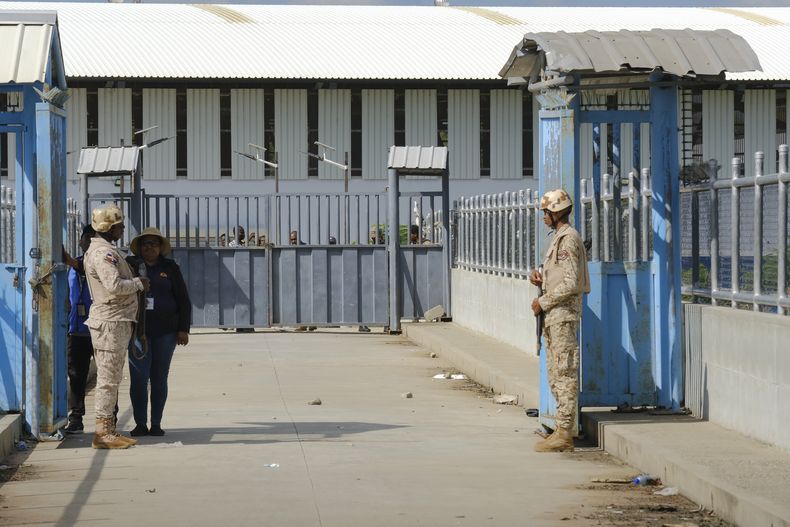 Soldados dominicanos en el puente que cruza la frontera entre Haití y Dajabón, en la República Dominicana, el miércoles 11 de octubre de 2023. (AP Foto/Ricardo Hernández)