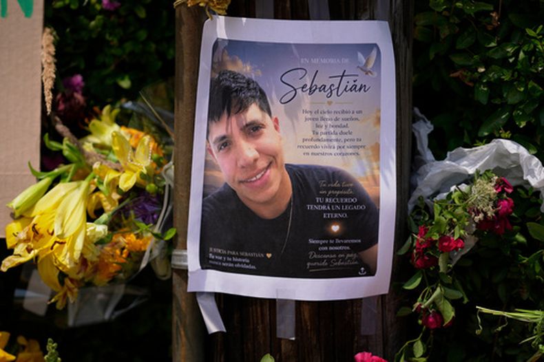 ARCHIVO – Un cartel de Johan Sebastián Durán Guerrero, abatido por un agente del Servicio de Inmigración y Control de Aduanas (ICE, por sus siglas en inglés), aparece entre flores y homenajes en un monumento improvisado en Biddeford, Maine, el 15 de julio de 2026. (AP Foto/Robert F. Bukaty, Archivo)