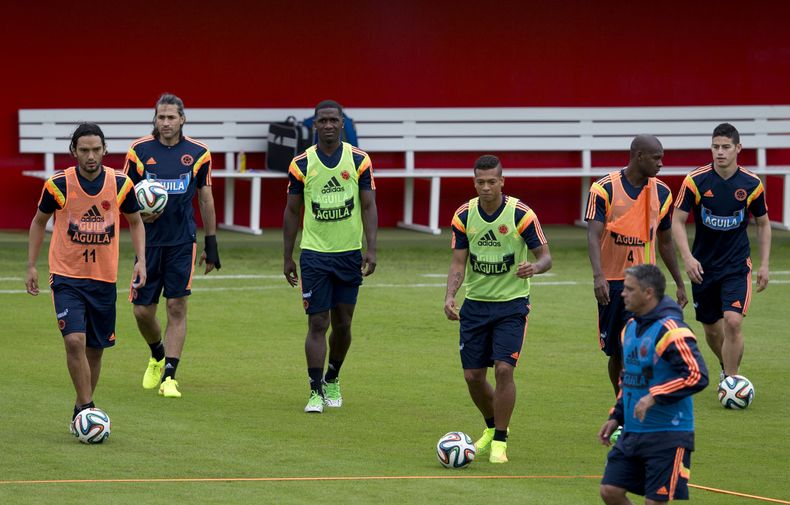 Los jugadores de la selecci&oacute;n de Colombia participan en un entrenamiento el lunes, 9 de junio de 2014, en Cot&iacute;a, Brasil. (AP Photo/Eduardo Verdugo)