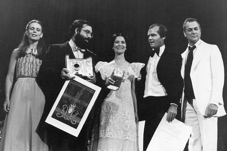 ARCHIVO - La actriz suiza Marthe Keller, de izquierda a derecha, el director estadounidense Francis Ford Coppola ganador de la Palma de Oro por su película The Conversation, Marie-Jose Nat con su premio a la mejor interpretación femenina, el actor estadounidense Jack Nicholson, ganador del premio a la mejor interpretación masculina y el actor estadounidense Tony Curtis, luego de la premiación del Festival de Cine de Cannes concluido el 24 de mayo de 1974 en Cannes, Francia. Coppola regresa a Cannes con su más reciente película Megalopolis. (Foto AP/Jean-Jacques Levy, archivo)