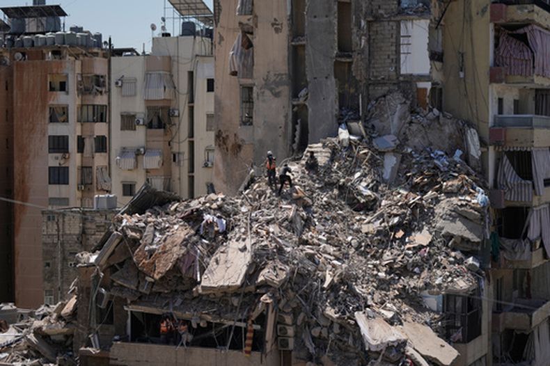 Rescatistas buscan entre los escombros de un edificio destruido por un ataque aéreo israelí el día anterior en Dahiyeh, en los suburbios al sur de Beirut, Líbano, el jueves 7 de mayo de 2026. (AP Foto/Bilal Hussein)