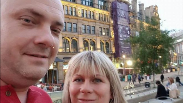 la tragica historia de pareja que fue a recoger a sus hijas al concierto de ariana grande en manchester y murio en el ataque (pero las jovenes sobrevivieron)