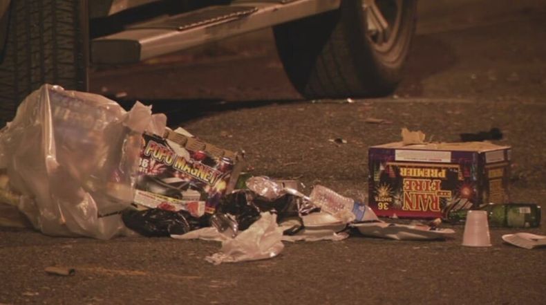 Cajas de fuegos artificiales y escombros yacen en una calle luego de un tiroteo en la madrugada del miércoles 5 de julio de 2023, en Washington. (Luis Urbina/WJLA-TV vía AP)