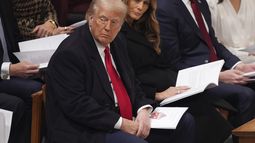 El presidente estadounidense Donald Trump y la primera dama Melania Trump durante el servicio interreligioso celebrado en la Catedral Nacional de Washington, el martes 21 de enero de 2025. (AP Foto/Evan Vucci)