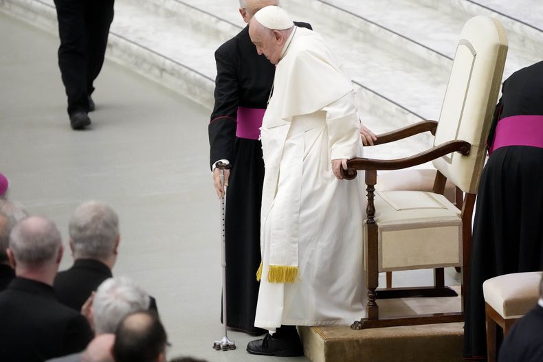 El papa Francisco parte después de una reunión con la Conferencia de Obispos Italianos en el Vaticano, 25 de mayo de 2023. El papa Francisco reanudó su agenda normal el sábado 27 de mayo de 2023 después de anular sus reuniones en la víspera debido a una fiebre. (AP Foto/Gregorio Borgia)