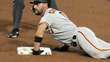 Michael Conforto, de los Gigantes de San Francisco, se desliza en la intermedia luego de empujar dos carreras con un hit ante los Piratas de Pittsburgh, el sábado 15 de julio de 2023 (AP Foto/Gene J. Puskar)