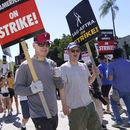 El actor Bob Odenkirk, centro, con un letrero durante una protesta fuera de los estudios Paramount el miércoles 19 de julio de 2023, en Los Angeles. (Foto AP/Chris Pizzello)