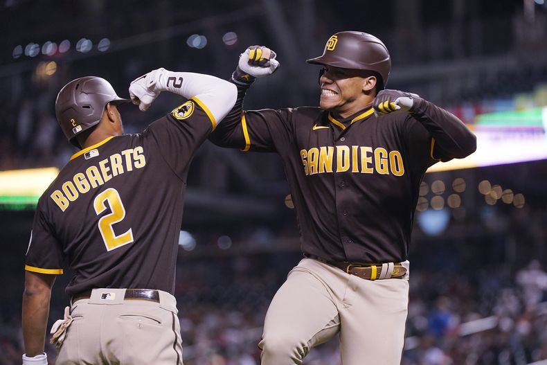El dominicano Juan Soto, de los Padres de San Diego, festeja con su compañero Xander Bogaerts durante un juego ante los Nacionales de Washington, el martes 23 de mayo de 2023 (AP Foto/Manuel Balce Ceneta)