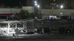 Policías israelíes revisan el lugar en donde se registro una explosión de autobús en lo que las autoridades califican como una serie de ataques milicianos en Bat Yam, el jueves 20 de febrero de 2025, en Israel. (AP Foto/Ohad Zwigenberg)